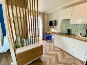 Кухня или мини-кухня в L'Escale Appartements et Suites en bord de Mer

