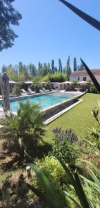 una piscina en medio de un patio en Le Mas des Mirabelles en Cabannes