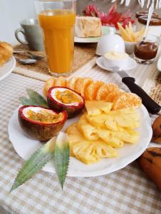 einen Teller mit Obst auf dem Tisch in der Unterkunft Les Balisiers du Sud in Saint-Joseph