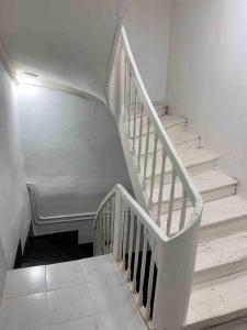 een trap met een matras en een witte trap bij La maison des Artistes in Lavelanet
