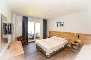 - une chambre avec un grand lit et une grande fenêtre dans l'établissement Porta Trakis HOTEL, à Bademli