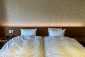 سرير أو أسرّة في غرفة في 赤石屋 akaishiya