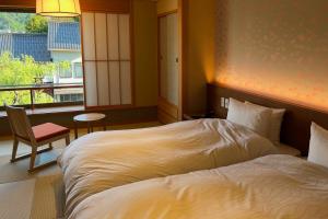 سرير أو أسرّة في غرفة في 赤石屋 akaishiya