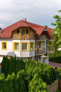 Casa blanca con techo rojo en Csernai Villa, en Balatonfüred
