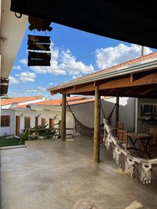 un patio con una mesa y un barco. en Pousada Sempre Viva en São João Batista do Glória