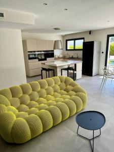 sala de estar con sofá amarillo en la cocina en Maison vacances Bassin d'Arcachon en Gujan-Mestras
