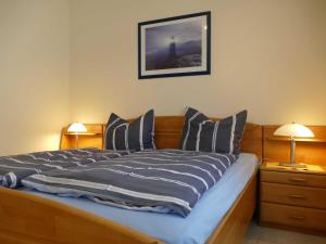 ein Schlafzimmer mit einem Bett mit zwei Lampen und einem Leuchtturm in der Unterkunft Ferienwohnung "Am Seeufer 1" Objekt ID 1205 in Waren (Müritz)