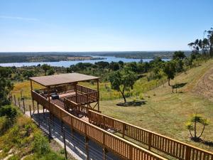 ein Gebäude auf einem Hügel mit Flussblick in der Unterkunft Caju Villas Montargil - Villa Vale Vilão in Montargil