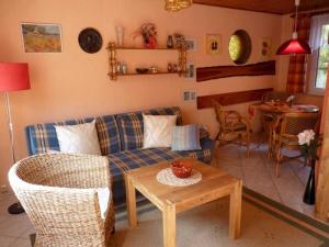 - un salon avec un canapé et une table dans l'établissement Ferienhaus "Fleesensee" Objekt ID 11956-6, à Silz