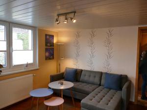Warenshof的住宿－Ferienhaus "Libelle" Objekt ID 12111-6，客厅配有沙发和桌子