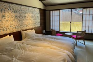 Postel nebo postele na pokoji v ubytování Akaishiya 城崎温泉旅館 赤石屋