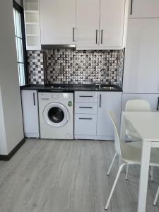 Kuchyň nebo kuchyňský kout v ubytování Cicek Apart Hotel