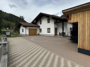een huis met een oprit ervoor bij Apartment Jordan by Interhome in Pettneu am Arlberg