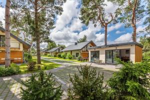 una vista exterior de una casa con árboles en Domki LEŚNA POLANA, en Jastrzębia Góra