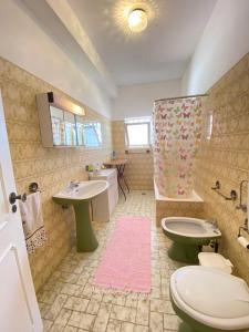 e bagno con servizi igienici, lavandino e servizi igienici. di Bia Vintage Villa - Casa com Vista Mar, Terraço e Jardim no Centro de Alvor ad Alvor