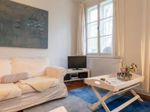 sala de estar con sofá y TV en Apartment Gut Hörne-2 by Interhome, en Hörne