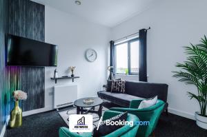 a living room with a couch and a tv at 25 percent OFF Monthly Stay By NYOS PROPERTIES Short Lets & Serviced Accommodation Manchester Business Leisure in Manchester