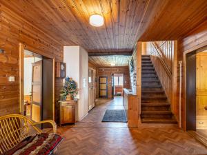 einen Flur mit Holzwänden und Treppen in einem Haus in der Unterkunft Holiday Home Kollerhof - HAE120 by Interhome in Aich