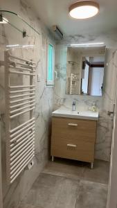 un baño con lavabo y espejo en Nice duplex for 6p, en Villejuif 13 fotos más