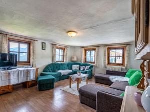 sala de estar con sofá verde y TV en Holiday Home Kollerhof - HAE120 by Interhome en Aich