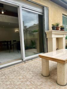 une banquette assise devant une porte coulissante en verre dans l'établissement Nice duplex for 6p, à Villejuif