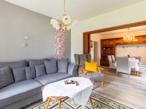 Apartment Waldblick-2 by Interhome في Armstorf: غرفة معيشة مع أريكة وطاولة