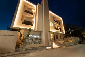 een groot wit gebouw met 's nachts verlichting bij Cosmeen Lifestyle Boutique Stay in Chersonissos