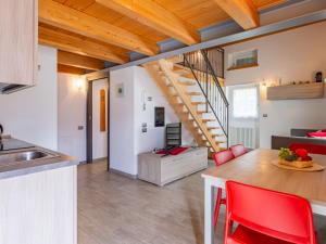 Il dispose d'une cuisine et d'un salon avec une table et des chaises rouges. dans l'établissement Apartment Marco by Interhome, à Riva