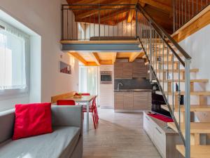 Apartment Marco by Interhome في Riva: غرفة معيشة ومطبخ مع درج في المنزل