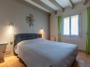 ein Schlafzimmer mit einem großen Bett und einem Fenster in der Unterkunft Holiday Home Labenne Océan - LBE115 by Interhome in Labenne