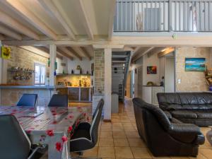 eine Küche und ein Wohnzimmer mit einem Tisch und Stühlen in der Unterkunft Holiday Home Labenne Océan - LBE115 by Interhome in Labenne