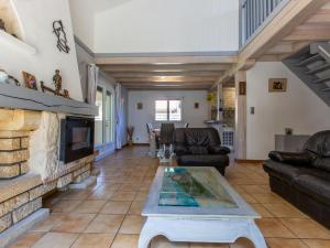ein Wohnzimmer mit einem Kamin und einem Sofa in der Unterkunft Holiday Home Labenne Océan - LBE115 by Interhome in Labenne