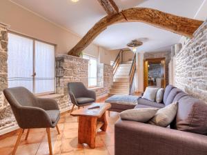 salon z kanapą i 2 krzesłami w obiekcie Holiday Home Narcis by Interhome w mieście Pazin