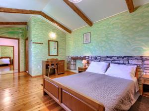 sypialnia z dużym łóżkiem w pokoju w obiekcie Holiday Home Narcis by Interhome w mieście Pazin