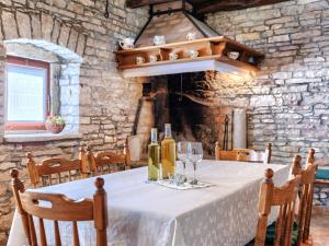 stół z butelkami wina i kieliszkami do wina w obiekcie Holiday Home Narcis by Interhome w mieście Pazin