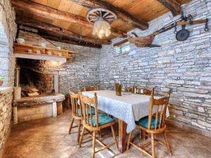 jadalnia ze stołem i krzesłami oraz kamienną ścianą w obiekcie Holiday Home Narcis by Interhome w mieście Pazin +37 zdjęć