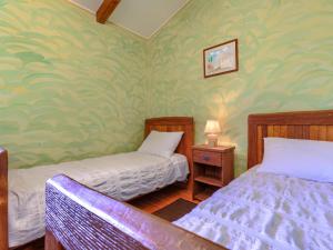 Łóżko lub łóżka w pokoju w obiekcie Holiday Home Narcis by Interhome
