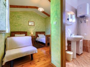 Łóżko lub łóżka w pokoju w obiekcie Holiday Home Narcis by Interhome