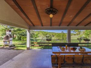 Ogród w obiekcie Holiday Home Narcis by Interhome