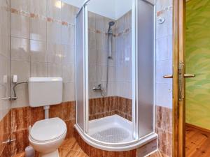 Łazienka w obiekcie Holiday Home Narcis by Interhome