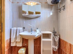 Łazienka w obiekcie Holiday Home Narcis by Interhome