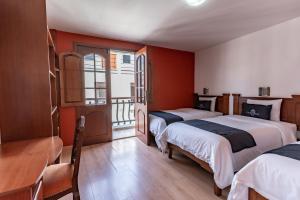 Una habitación de hotel con dos camas y balcón. en Casona Terrace Hotel, en Arequipa 37 fotos más