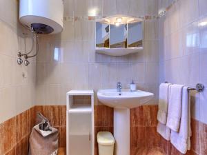 Łazienka w obiekcie Holiday Home Narcis by Interhome