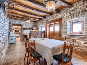 Kuchnia lub aneks kuchenny w obiekcie Holiday Home Narcis by Interhome