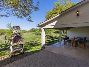 Ogród w obiekcie Holiday Home Narcis by Interhome