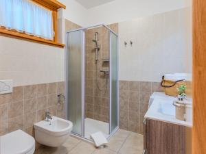 ein Bad mit einer Dusche, einem WC und einem Waschbecken in der Unterkunft Apartment San Vincenzo by Interhome in Gera Lario