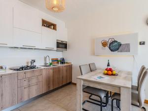 Kuchyňa alebo kuchynka v ubytovaní Apartment San Vincenzo-1 by Interhome