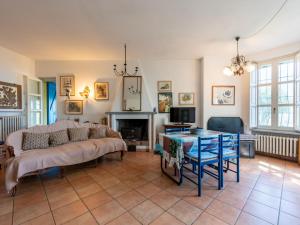 ein Wohnzimmer mit einem Sofa und einem Tisch in der Unterkunft Holiday Home La Meridiana-3 by Interhome in San Damiano dʼAsti