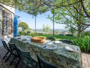 una mesa con una cesta de mimbre encima en Holiday Home Il Carroccio-3 by Interhome, en San Damiano dʼAsti