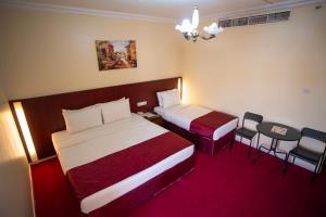 Postel nebo postele na pokoji v ubytování Al Karnak Hotel
